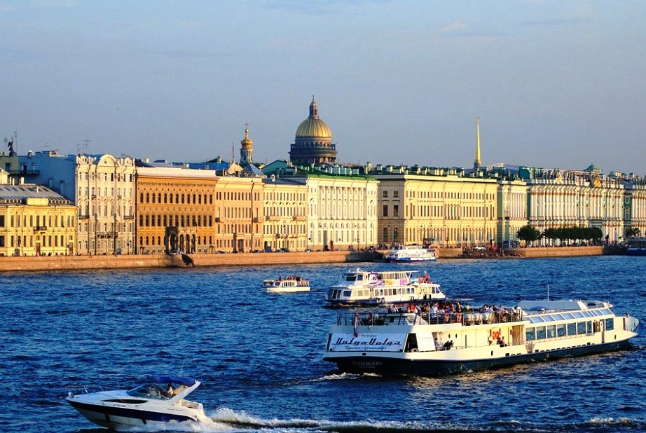 Речные прогулки и экскурсии в Петербурге